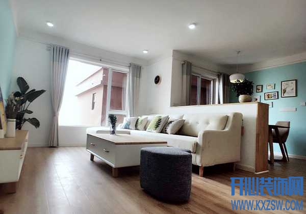 浅色家具与地板窗帘的搭配，让浅色的悠然荡漾在心间