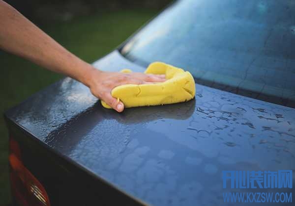 外面洗车非常贵，如何在家里有一个人洗车？日常的洗车工具有哪些