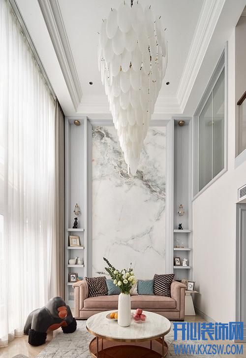 白色系的客厅搭配什么颜色的沙发好看？